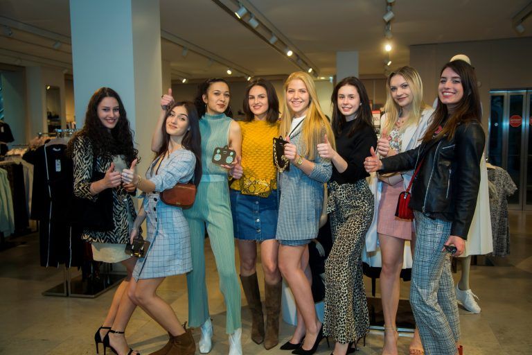 Bei Mango un Facona dominieren Retro-Styles, Muster und Karo.