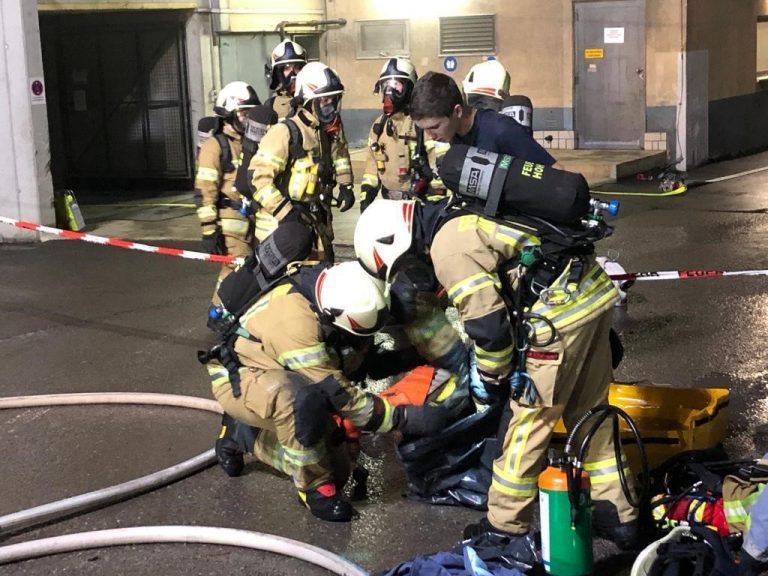 Brand im Chemielager von Collini führte am Freitagabend zu einem Großeinsatz der Feuerwehren.