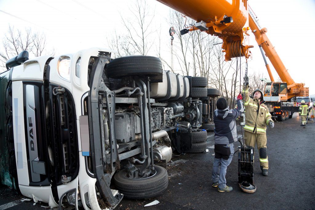 Sekundenschlaf: Lkw kippt auf Autobahn bei Hohenems um