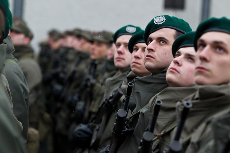 126 Rekruten wurden am Mittwoch auf dem Götzner Volksschulplatz angelobt. Die Rede hielt Außenminister Michael Spindelegger, der selber Oberleutnant der Reserve ist. Foto: VN/Steurer