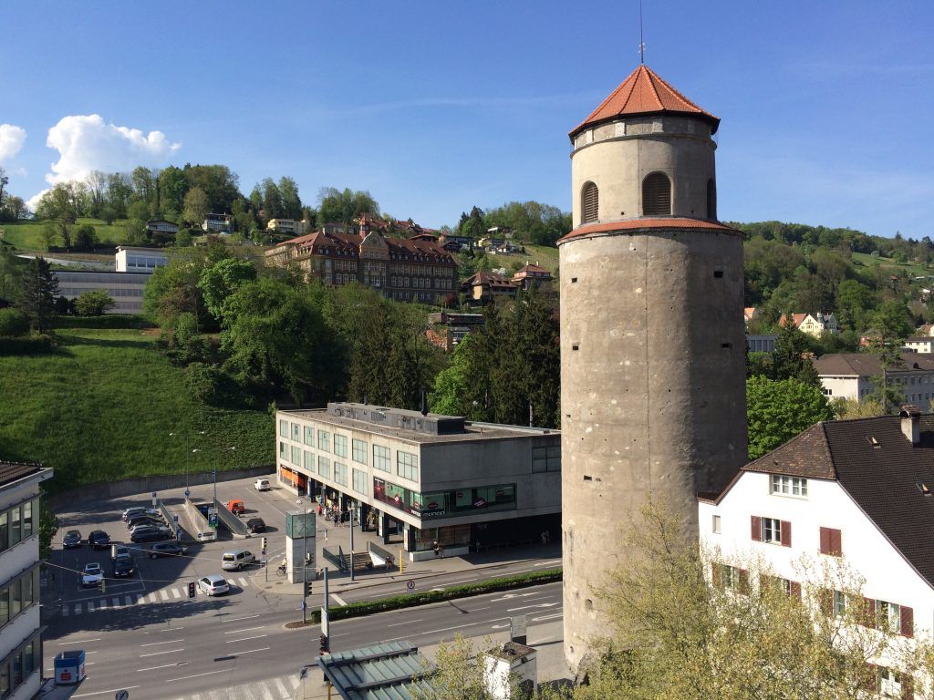Neues Eichenholzjoch lässt Feldkircher Katzenturmglocke wieder erklingen