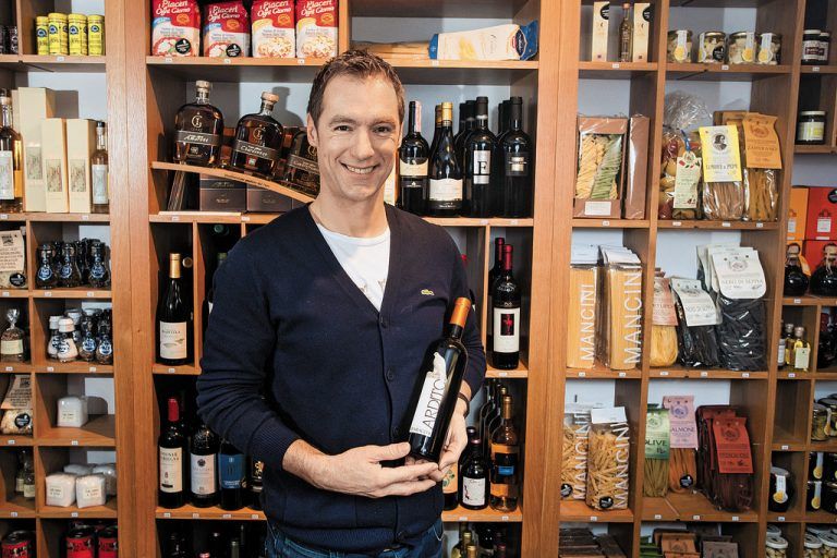 1600 verschiedene Weine hat Dieter Wohlgenannt im Angebot, 120 davon bietet er in seinem Laden an. VN/SP