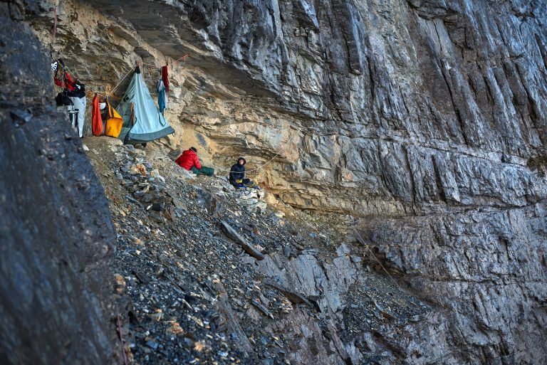 Um in der Wand übernachten zu können, musste noch 100 Kilo an Gepäck mitgeschleppt werden.