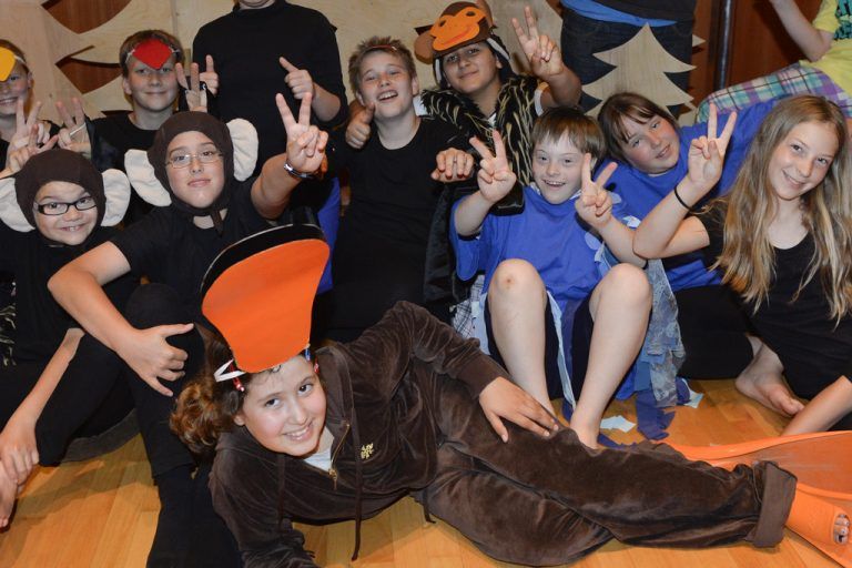 1c VMS Bergmannstraße . Was für eine Menagerie ist das denn? Aber lange muss der Entenschnabel Enttäuschungen einstecken, bis die anderen Tiere ihn schätzen lernen. „Ich bin, wie ich bin“, heißt das Stück.