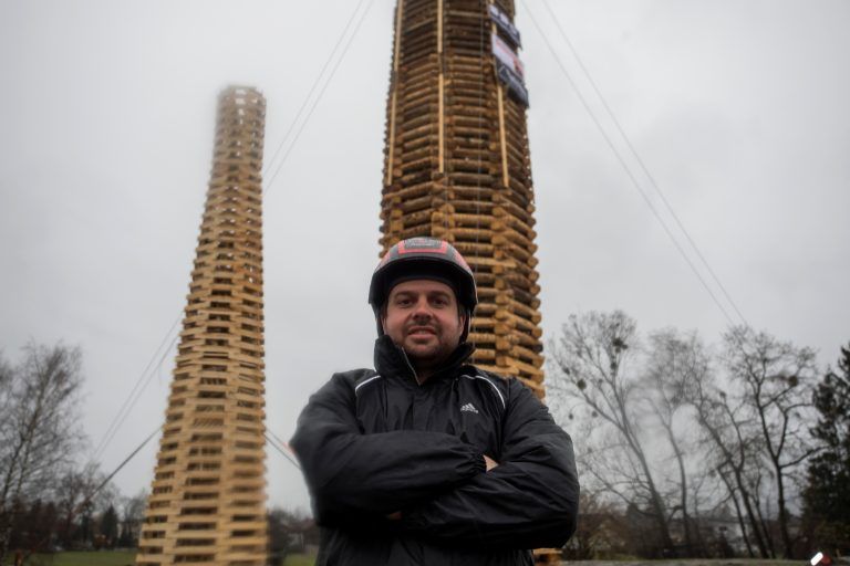 Der Chef und sein Funkenbau: Marco Hollenstein und seine Kollegen von der Hofstalder Funkenzunft sind für heute bereit.vN/Paulitsch