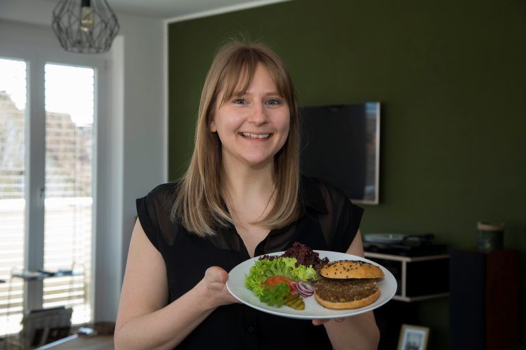 Kein gewöhnlicher Burger: Anja Sieghartsleitner hat unter die Laibchen Grillenmehl gemischt. VN/Paulitsch