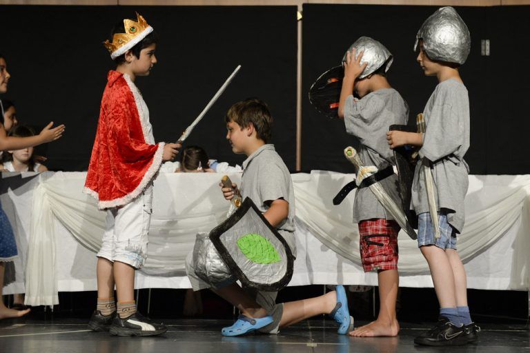 2c VS Bregenz-Rieden. Ihr Stück „Willkommen auf Burg Wiessenstein“ haben die Volksschüler selber geschrieben. „Der Text hat sich bis zuletzt verändert“, sagt Lehrerin Britta Melter, und ein Lächeln erhellt ihr Gesicht.