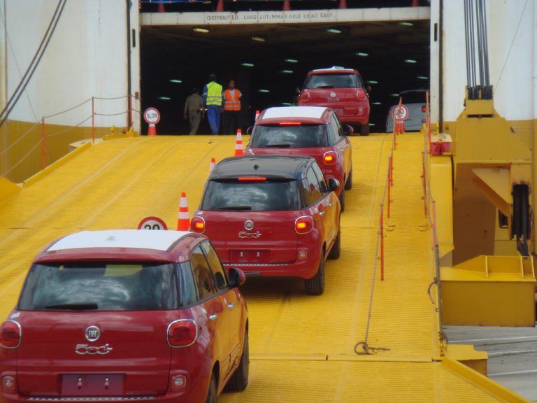 3000 Fiat 500L wurden kürzlich verschifft. Ihr Reiseziel ist Nordamerika, wo sie neue Kunden finden sollen. Foto: werk