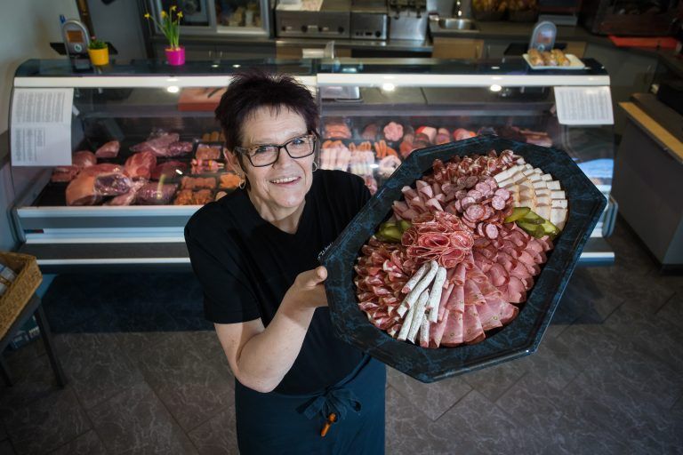 Brigitte Bojte fühlt sich an ihrem Arbeitsplatz in Herberts Dorfmetzgerei sehr wohl. VN/Steurer
