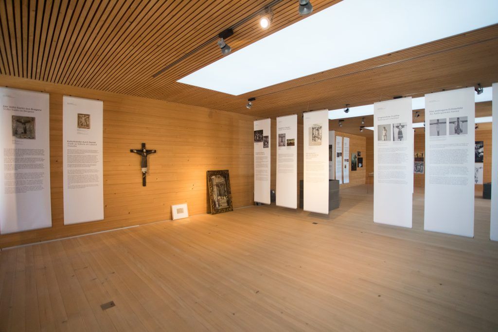 Frauenmuseum dokumentiert mit „Frau am Kreuz“ Zeugen androgyner Gottesbilder.