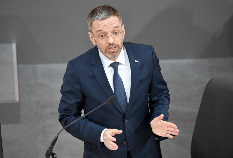 Innenminister Kickl ist im Nationalrat überzeugt: "Der Vorhalt hat sich damit in Luft  aufgelöst." APA