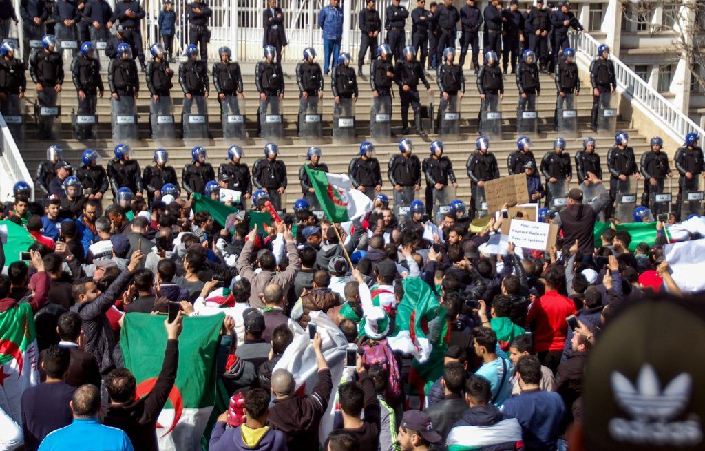 Was hinter den massiven Protesten gegen Algeriens Langzeitpräsidenten steckt