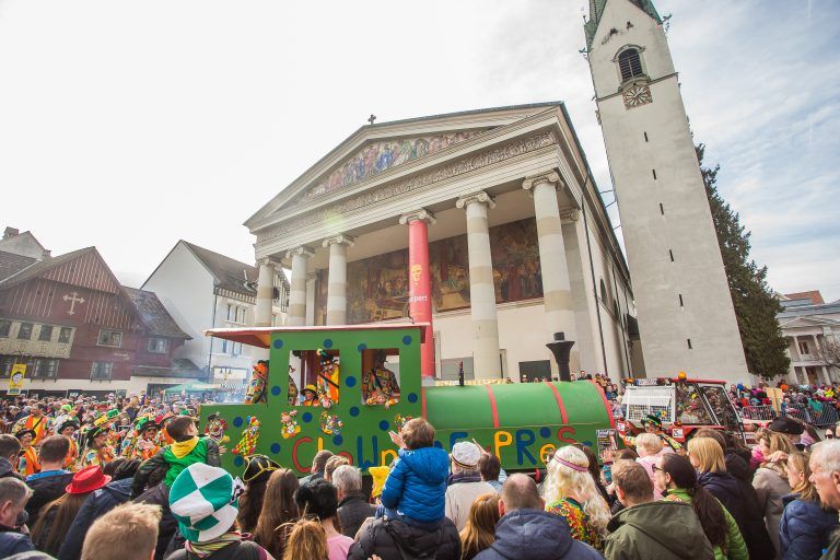 Wann fährt schon ein Zug mitten über den Marktplatz? So etwas kann nur im Hochfasching passieren.  VN/Steurer