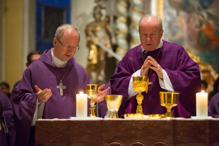 Bischof Benno Elbs (l.) sorgt sich wie viele andere auch um die Gesundheit von Kardinal Christoph Schönborn.