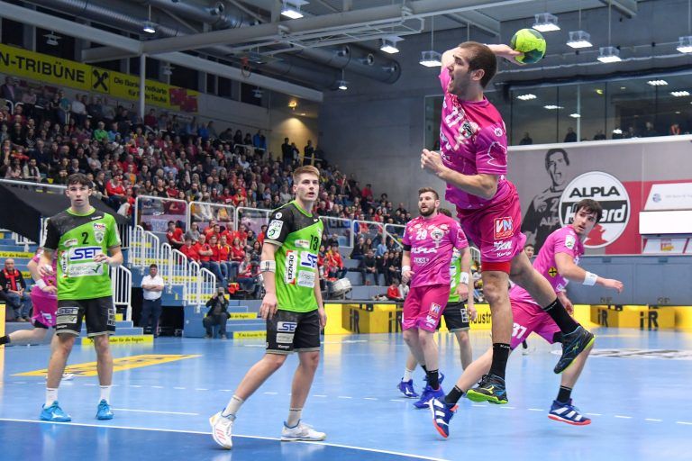 Knapp 2000 Zuschauer bejubelten in der Sporthalle am See am Ende einen klaren 30:24-Erfolg des zu Ehren des Weltfrauentages in einem magentafarbigen Trikot angetretenen Roten Teufel vom Bodensee. GEPA