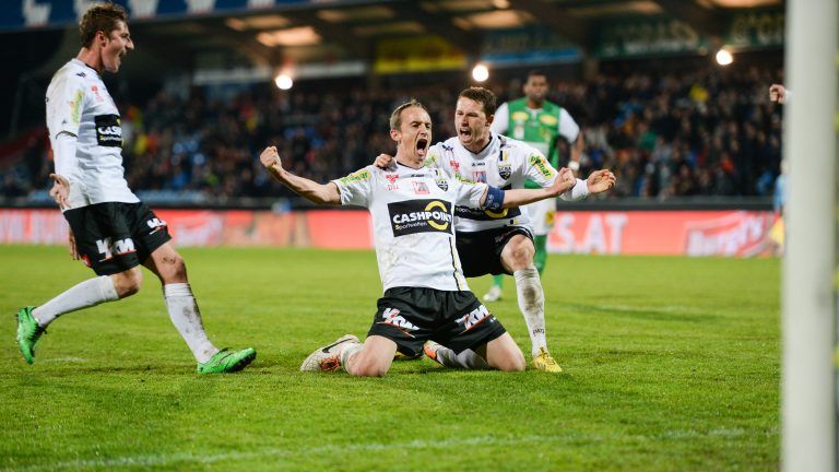 So kennen und lieben ihn die Fans: Hannes Aigner jubelt nach einem Torerfolg. gepa