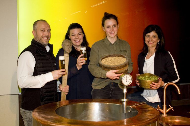 Gastgeber Bernd Marte mit den Organisatorinen Patricia Zupan, Sarah Walser und Manuela Kraft (Bodensee Frauenlauf). FRANC