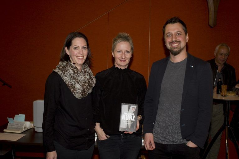 Organisatorin Nina Winkler (l), Barbara Tóth mit Kurz-Geschichte und Moderator Michael Prock (VN) FRANC