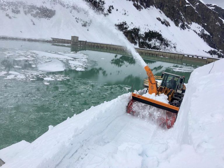 Entlag des Vermuntsees wurde die Silvretta-Hochalpenstraße vom Schnee befreit.Klehenz