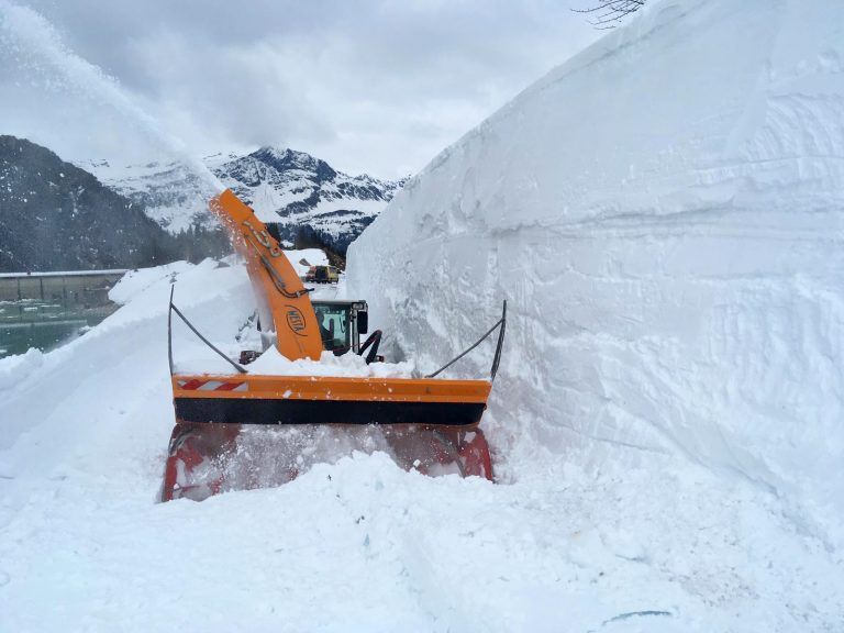 Schweres Gerät war bei den Schneeräumarbeiten auf der Silvretta-Hochalpenstraße im Einsatz.