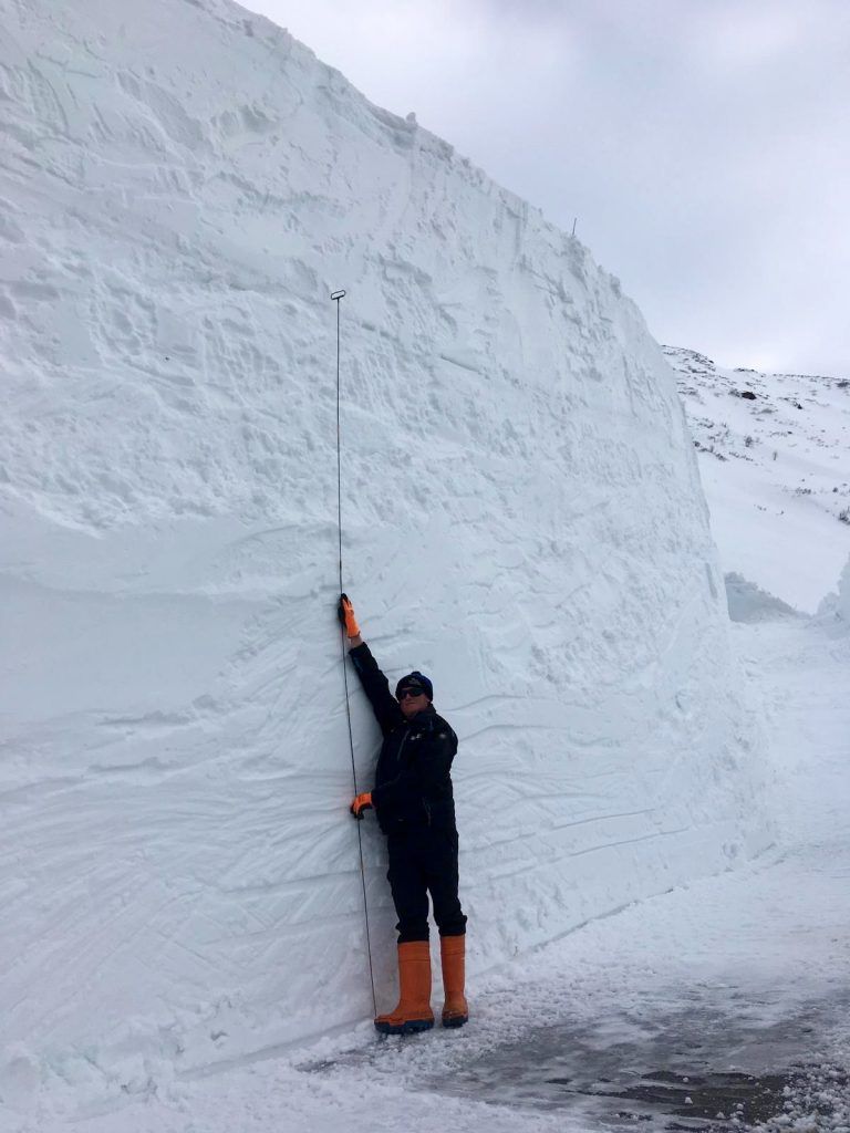 Bis zu acht Meter hoch ragten die Schneemassen.