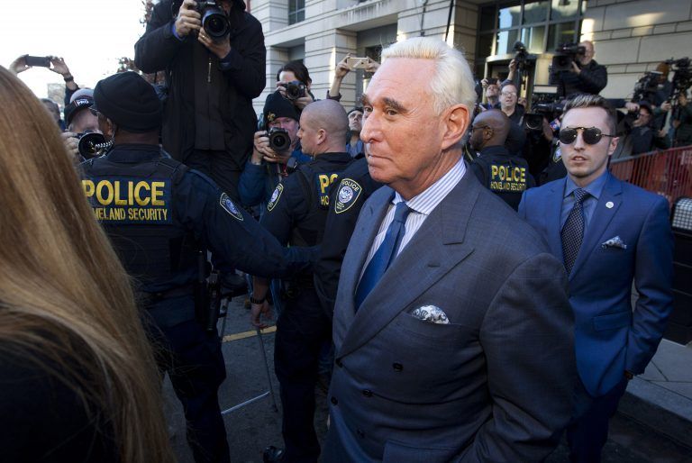 Auch Trumps Langzeitberater Roger Stone steht derzeit vor Gericht. Dem 66-Jährigen wird vorgeworfen, die Kongressuntersuchung zur Russland-Affäre behindetr zu haben. Des weiteren werden ihm Falschaussage und der Versuch zur Manipulation eines anderen Zeugen vorgeworfen. AP