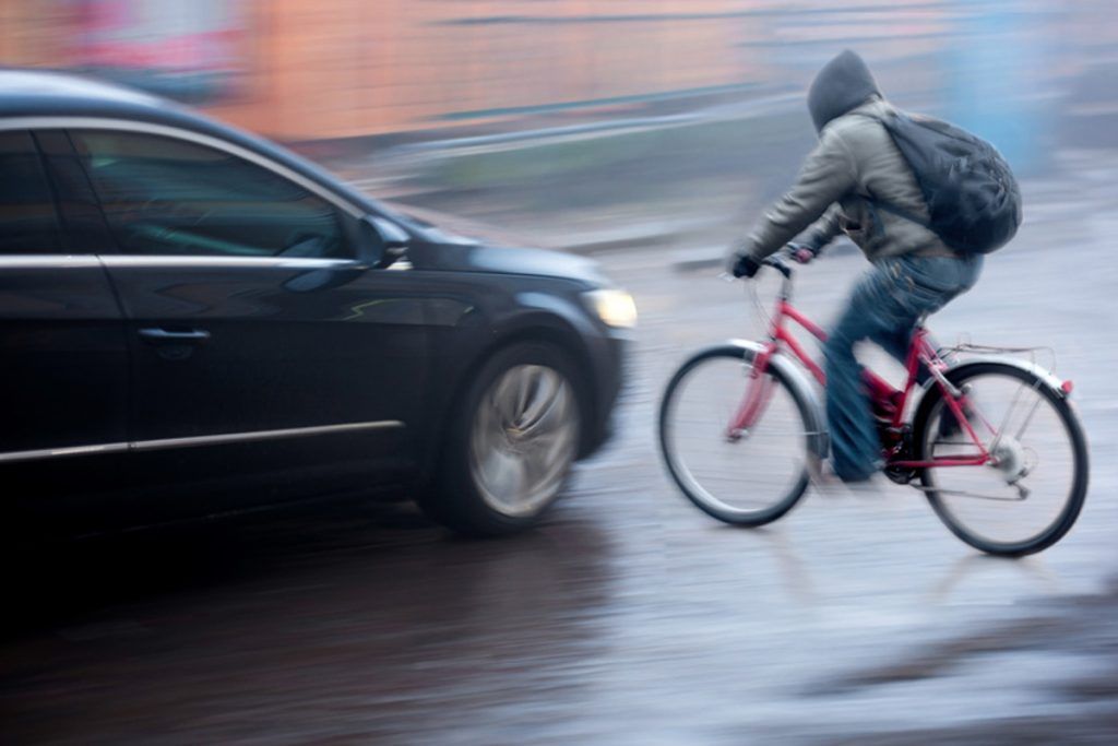 Nach Unfall nicht entschuldigt: Autofahrer mit Taschenlampe verprügelt
