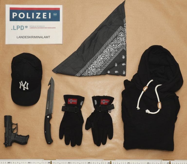 Die sichergestellten Utensilien der Hauptverdächtigen. Polizei