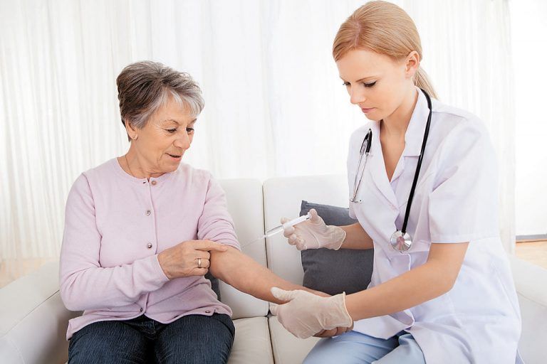 Ab einem Alter von 50 Jahren wird das Immunsystem „vergesslich“ – da muss besonders auf den Impfschutz geachtet werden.
