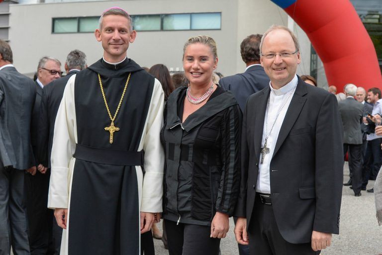 Abt Anselm van der Linde (l.) mit VN-Chefredakteurin Verena Daum-Kuzmanovic und Bischof Benno Elbs.