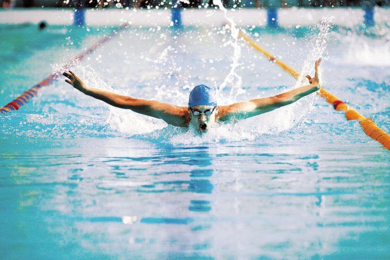 Abtauchen und schwerelos sein: Auch in Vorarlberg findet der Wassersport immer mehr Anhänger. Dank der Hallenbäder ist er zum Ganzjahressport geworden. Foto: fotolia