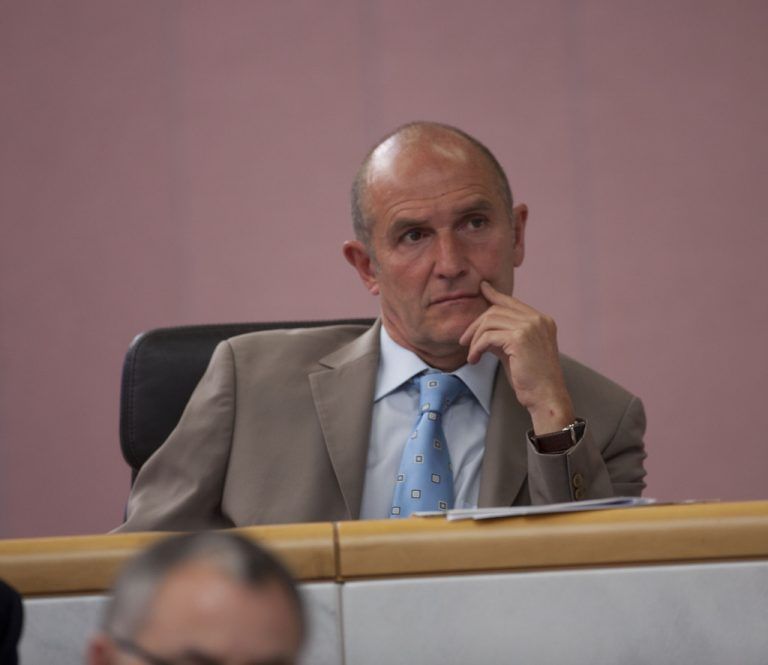 Albert Hofer, ÖVPDie Wohnbaurichtlinie 2014 ist eine gute Nachricht für alle jene, die in Vorarlberg ihre eigenen vier Wände schaffen wollen. Die neue Richtlinie stellt einen völligen Systemwechsel in der Wohnbauförderung dar: „Bisher standen vor allem energetische Gesichtspunkte im Zentrum. Die neue Richtlinie rückt die Einkommenssituation des Antragswerbers in den Fokus. Diese soziale Ausrichtung ist vor allem für junge Familien und deren Einkommenssituation ein Gewinn. Gleichzeitig wurde die ökologische Komponente in Form eines Bonussystems neu gestaltet.