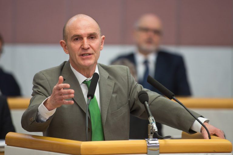 Albert Hofer (VP): Der Vorarlberger Landtag kämpft seit 1980 im Interesse unseres Landes, unterstützt durch eine Volksabstimmung – Pro Vorarlberg, bei der sich immerhin 70 Prozent der Vorarlberger/innen für eine Stärkung der Länderrechte ausgesprochen haben – für mehr Zuständigkeit im eigenen Land. Die Abschaffung des Landtags wäre genau das Gegenteil davon und würde einer weiteren Zentralisierung Tür und Tor öffnen. Es schmerzt daher doppelt, wenn ausgerechnet Wiener mit Vorarlberger Abstammung gegen die Interessen ihres ehemaligen Bundeslandes in Erscheinung treten. Gott sei Dank sehen das aber nicht alle innerhalb dieser Gruppierung so.