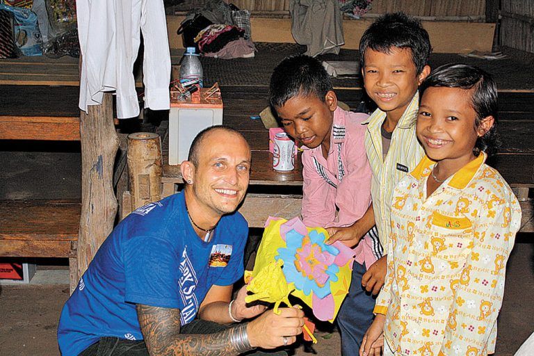Alex Kleboth darf sich häufig über selbst gebastelte Geschenke „seiner“ Kinder freuen. Foto: Keee