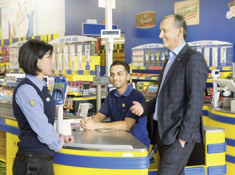Alexander Deopito, Vorsitzender der Geschäftsleitung von Lidl Österreich, im Gespräch mit Mitarbeitern. Lidl