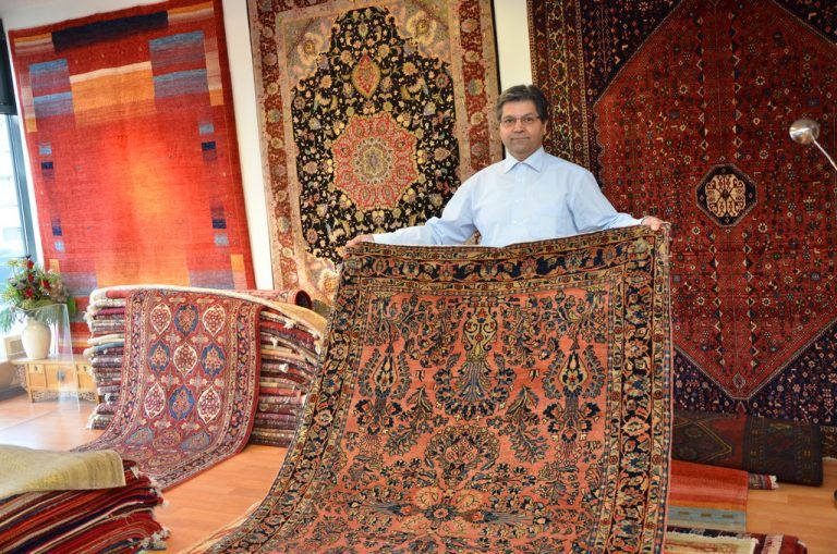  Ali Arabgarey in seiner Dornbirner „Galerie“: „Orientteppiche sind ein echtes Stück Kultur“.  Fotos: VN/Scalet  