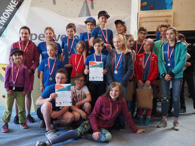 Ein Großteil der Medaillengewinner bei den Nachwuchstitelkämpfen der Sportkletterer im Bouldern. Verband