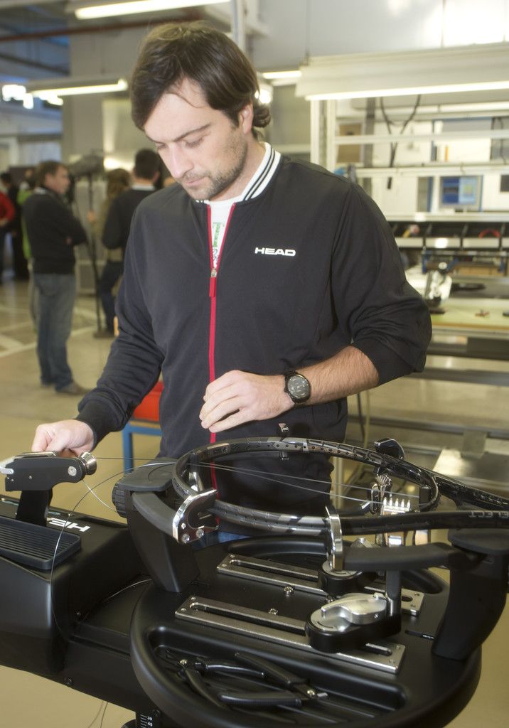 Alles wird manuell erledigt. Bespannt wird je nach Wunsch.