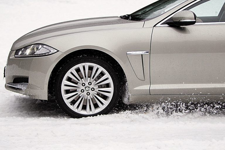 Allradtechnik von Land Rover und Magna.