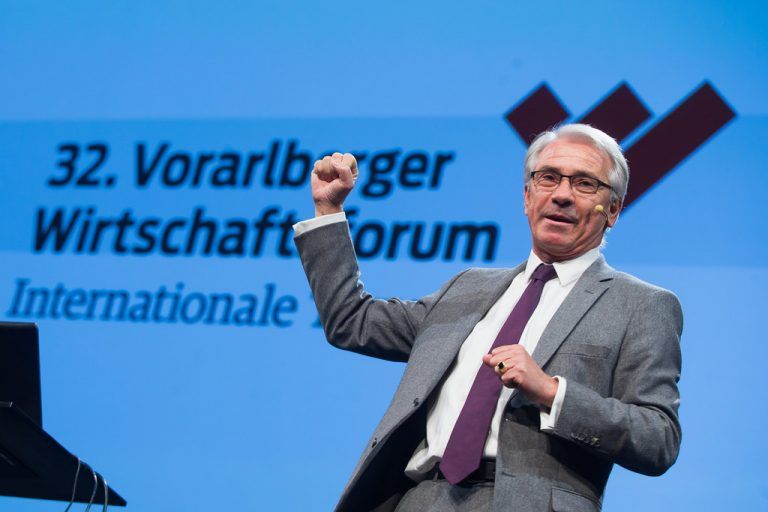 Als landesweit tätiges Logistik­untenehmen kommt uns gerade im Umweltbereich eine große Verantwortung zu. Wir setzen seit Jahren auf Grünstrom, E-Mobility sowie Energieeffizienz. Gleichzeitig wollen wir mithelfen, die Gesellschaft zu sensibilisieren. Der VN-Klimaschutzpreis liegt uns daher besonders am Herzen. DI Dr. Georg Pölzl, Generaldirektor Österr. Post AG