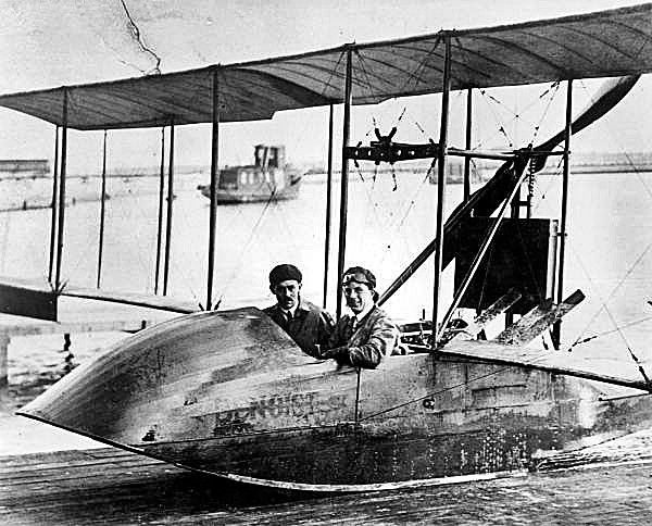 Am 1. Jänner 1914 startete in Florida der erste Passagierflug der Geschichte. Der einzige Passagier zahlte für den 23 Minuten kurzen Flug fast den Gegenwert eines Autos. Flugplätze gab es noch nicht, also benutzte die St.-Peterburg-Tampa-Airline ein Flugboot mit zwei Sitzen. Gerade erst zehn Jahre waren vergangen, seit den Gebrüdern Wright im Dezember 1903 der erste anerkannte Motorflug der Geschichte gelungen war. Sechs Monate nach dem ersten Passagierflug warfen in Europa Zeppeline und Doppeldecker bereits Bomben ab.