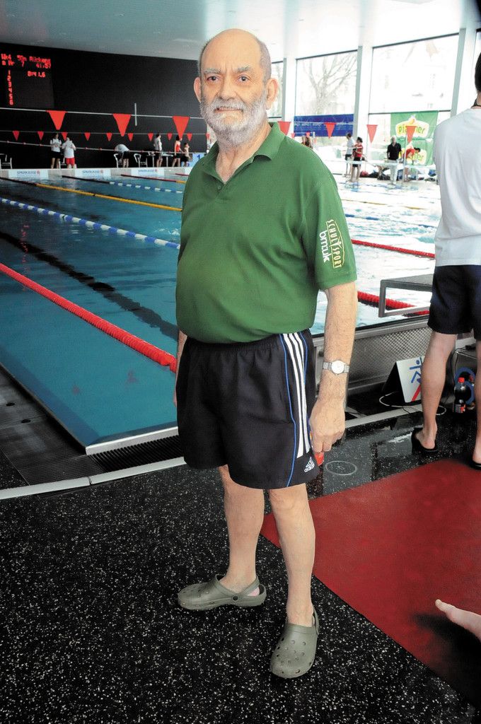 Am Beckenrand fühlt sich Trainer Josef Klocker am wohlsten. Foto: akp