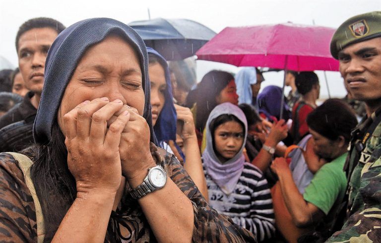 Am Wochenende hat der Taifun „Haiyan“ fast alles zerstört. Gestern kam strömender Regen hinzu, der die Unglücksgebiete in Schlammwüsten verwandelt. Viele Menschen wollen nur noch eins: weg. Foto: Reuters