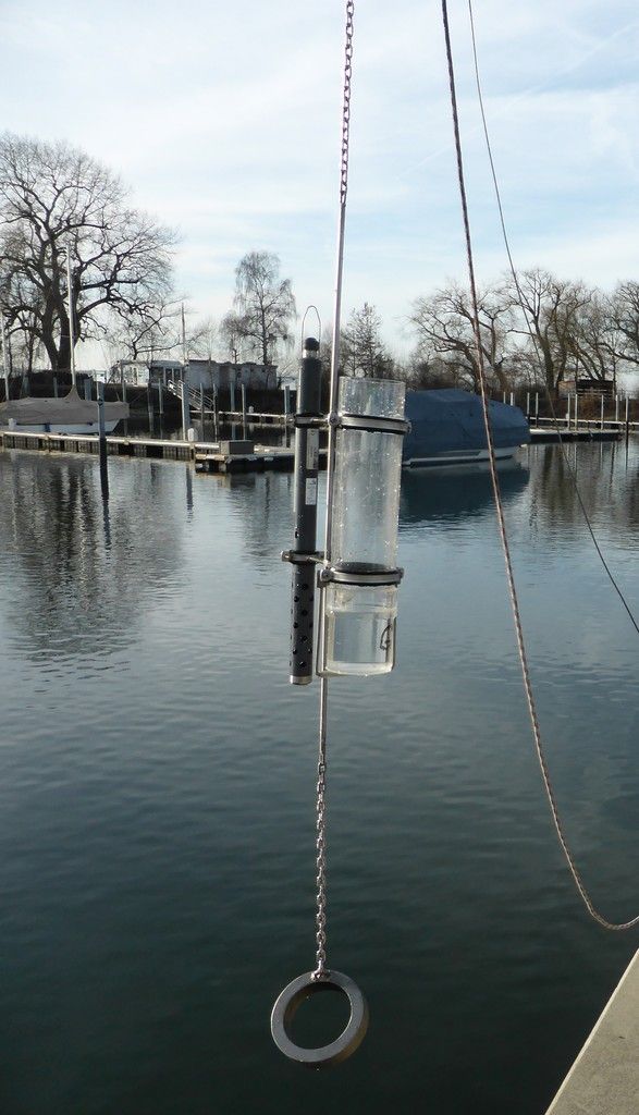 An drei Positionen werden diese Sonden in der Bucht versenkt. Lang