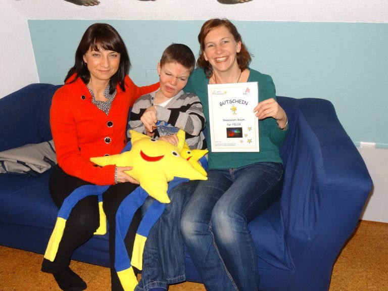 Andrea Simone (l.) übergab den Scheck an Felix und seine Mutter.