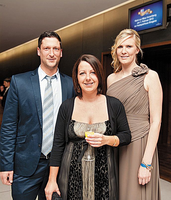 Andreas Dünser und Petra (M.) mit Martina Zudrell (VN).