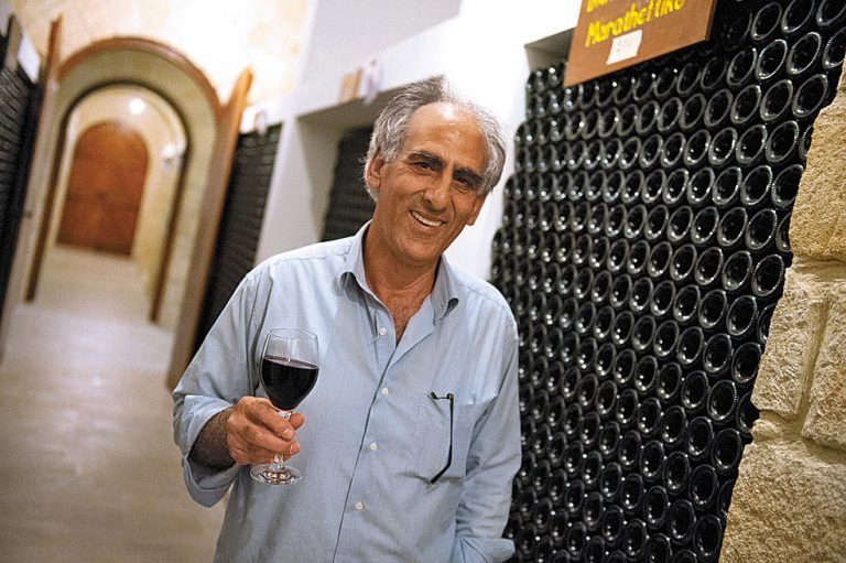 Andreas Kyriakides hat das Handwerk von seiner Familie gelernt und baut mit Leidenschaft Wein an. Foto: beate rhomberg