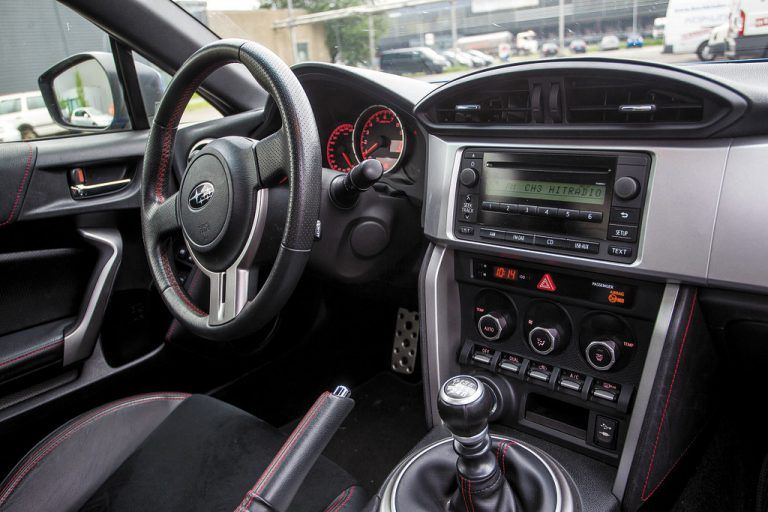 Ansprechendes Cockpit, reduziert aufs Wesentliche.