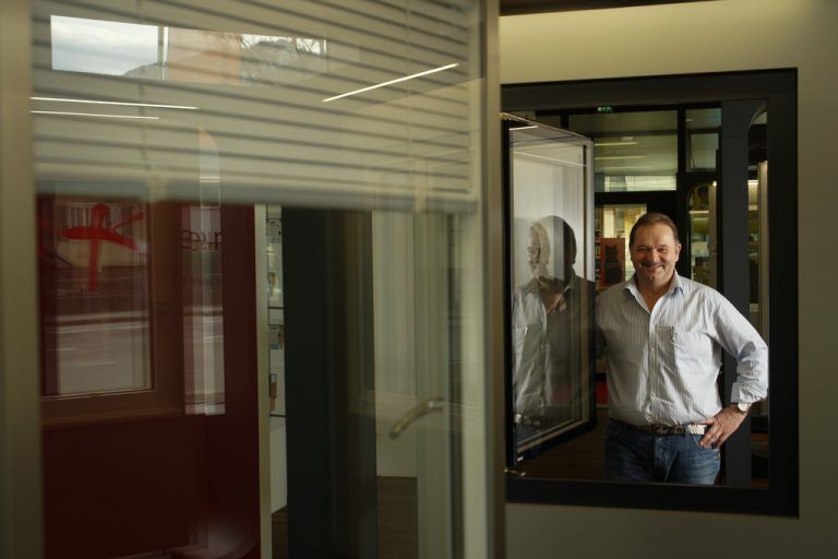 Anton Schmidler ist überzeugter Internorm-Händler. Seit 1982 verkauft er deren Produkte. Fotos: VN/Hartinger