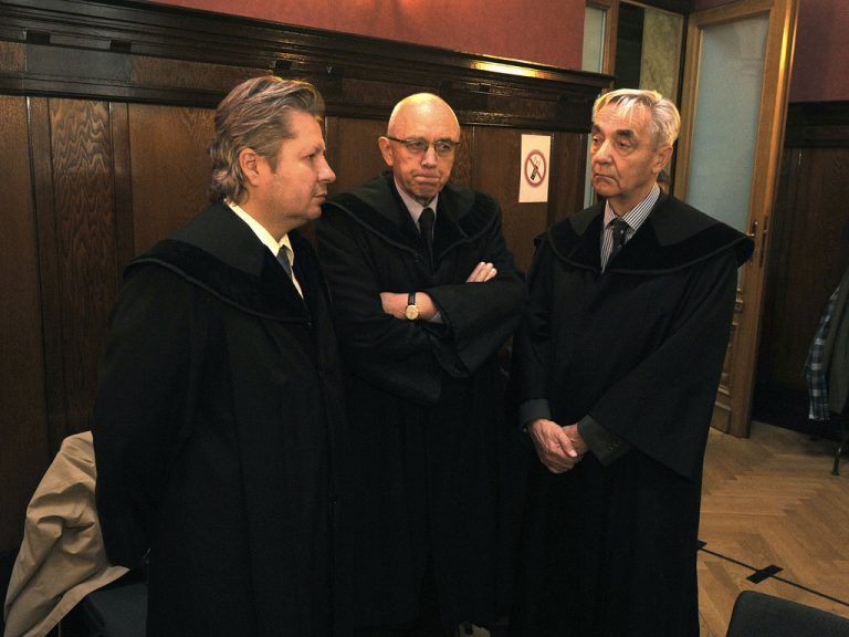 Anwälte unter sich: Nicolas Stieger, Burkhard Hirn und Bertram Grass unmittelbar vor der Verhandlung.